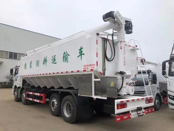 解放前四后六320馬力（20噸）散裝飼料運(yùn)輸車(chē)