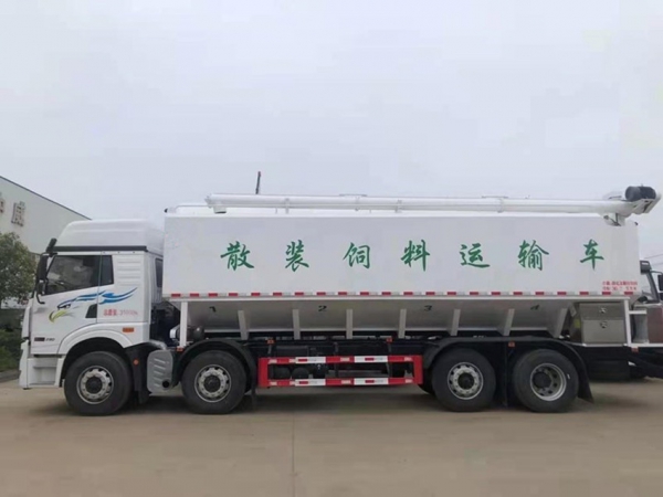解放前四后六320馬力（20噸）散裝飼料運(yùn)輸車(chē)