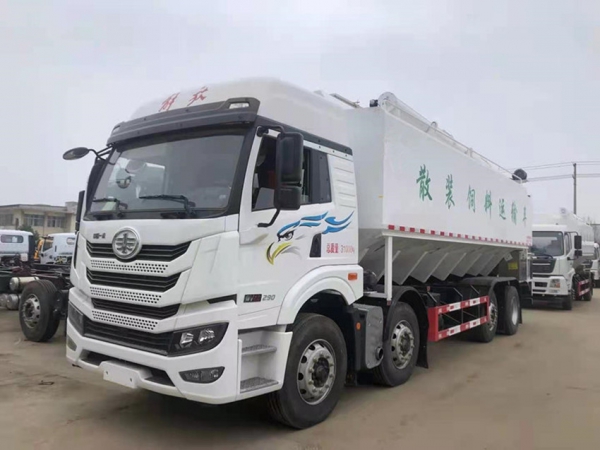 解放前四后六320馬力（20噸）散裝飼料運(yùn)輸車(chē)